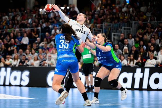 Handball, Frauen: EM-Qualifikation, Deutschland - Slowenien, 2. Runde, Gruppe 3, v.li. Nina Kovsca (Slowenien), Nieke Kühne Kuehne (Deutschland), Erin Novak (Slowenien) Heidelberg SNP Dome Baden-Württemberg Deutschland