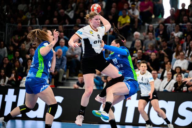 Handball, Frauen: EM-Qualifikation, Deutschland - Slowenien, 2. Runde, Gruppe 3, Nina Engel (Deutschland), Spela Bajc (Slowenien) Heidelberg SNP Dome Baden-Württemberg Deutschland