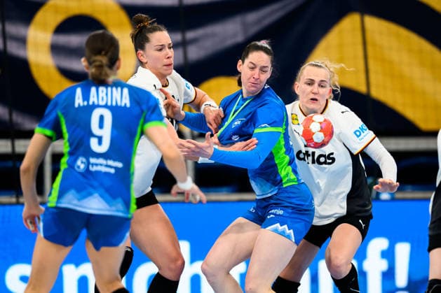 Handball, Frauen: EM-Qualifikation, Deutschland - Slowenien, 2. Runde, Gruppe 3, v. li. im Zweikampf Emily Vogel (Deutschland), Spela Bajc (Slowenien), Annika Lott (Deutschland) Heidelberg SNP Dome Baden-Württemberg Deutschland
