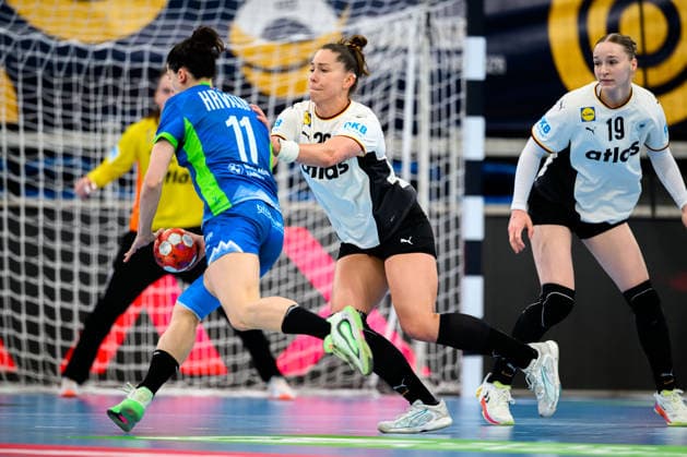 Handball, Frauen: EM-Qualifikation, Deutschland - Slowenien, 2. Runde, Gruppe 3, v. li. im Zweikampf Ema Hrvatin (Slowenien) und Emily Vogel (Deutschland) Heidelberg SNP Dome Baden-Württemberg Deutschland