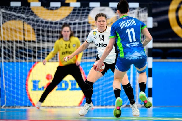 Handball, Frauen: EM-Qualifikation, Deutschland - Slowenien, 2. Runde, Gruppe 3, Marie Steffen (Deutschland), Ema Hrvatin (Slowenien) Heidelberg SNP Dome Baden-Württemberg Deutschland