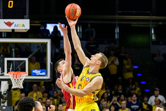 GER, Berlin, basketball, Alba Berlin vs Fitness First Wuerzburg Baskets, at the Max-Schmeling-Halle , BBL, pictured from left: Christian Skladanowski (Wuerzburg 19), Martynas Echodas (Alba 14), Action, duels, fighting for the ball, March 8, 2026 Copyright: HMBxMedia UwexKoch