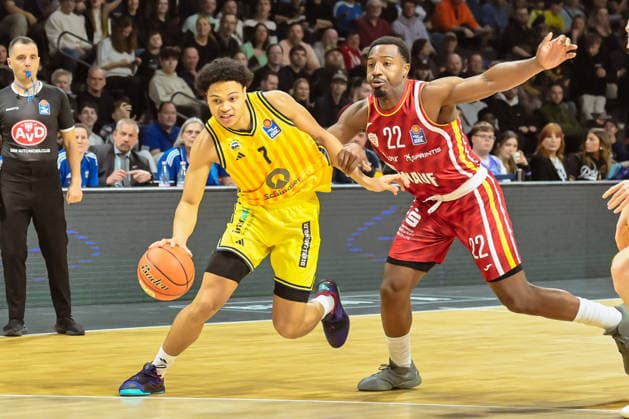 08.03.2026, xlakx, Basketball easyCredit BBL Bundesliga, Alba Berlin - Fitness First Würzburg Baskets v.l. Jack Kayil (Alba Berlin), Johnathan Stove (Würzburg Baskets) Zweikampf, Duell, Kampf, tackle Berlin