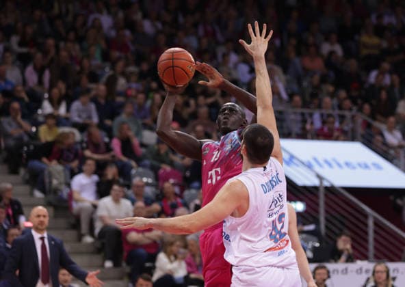 Kur Jongkuch (Bonn) wirft vor Nemanja Djurisic (MBC), Telekom Baskets Bonn vs Syntainics MBC, easyCredit BBL, 23. Spieltag, Telekom Dome Bonn, 08.03.2026.