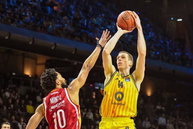 08.03.2026, xlakx, Basketball easyCredit BBL Bundesliga, Alba Berlin - Fitness First Würzburg Baskets v.l. Davion Mintz (Würzburg Baskets), Martynas Echodas (Alba Berlin) setzt zum Korbwurf an Berlin