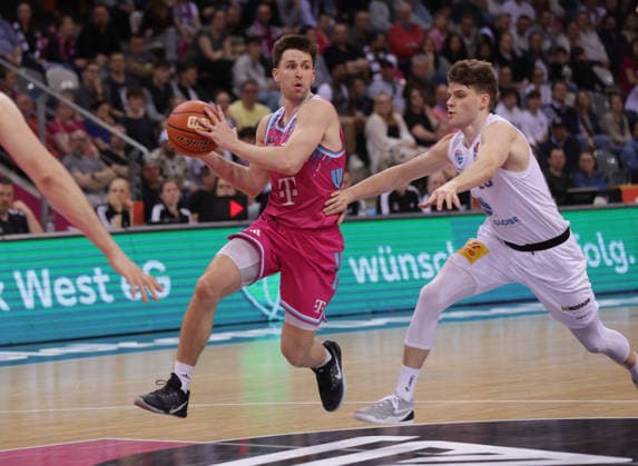 Grayson Murphy (Bonn) am Ball neben Pertuu Blomgren (MBC), Telekom Baskets Bonn vs Syntainics MBC, easyCredit BBL, 23. Spieltag, Telekom Dome Bonn, 08.03.2026.