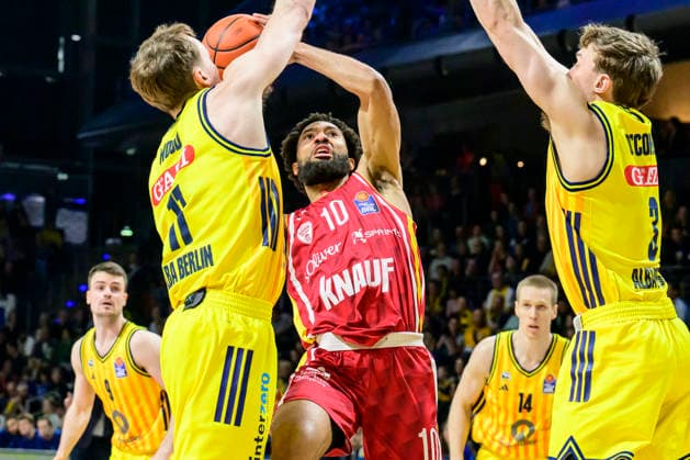 GER, Berlin, basketball, Alba Berlin vs Fitness First Wuerzburg Baskets, at the Max-Schmeling-Halle , BBL, pictured from left: Moses Wood (Alba 11), Davion Mintz (Wuerzburg 10), Action, duels, fighting for the ball, March 8, 2026 Copyright: HMBxMedia UwexKoch