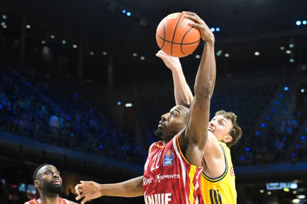 08.03.2026, xlakx, Basketball easyCredit BBL Bundesliga, Alba Berlin - Fitness First Würzburg Baskets v.l. Johnathan Stove (Würzburg Baskets), Moses Wood (Alba Berlin) Zweikampf, Duell, Kampf, tackle Berlin