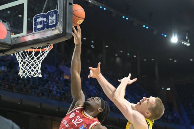 08.03.2026, xlakx, Basketball easyCredit BBL Bundesliga, Alba Berlin - Fitness First Würzburg Baskets v.l. Charles Thompson (Würzburg Baskets), Martynas Echodas (Alba Berlin) Zweikampf, Duell, Kampf, tackle Berlin