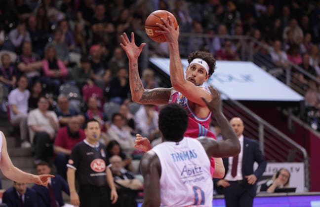 Michael Kessens (Bonn) am Ball gegen Khyri Thomas (MBC), Telekom Baskets Bonn vs Syntainics MBC, easyCredit BBL, 23. Spieltag, Telekom Dome Bonn, 08.03.2026.