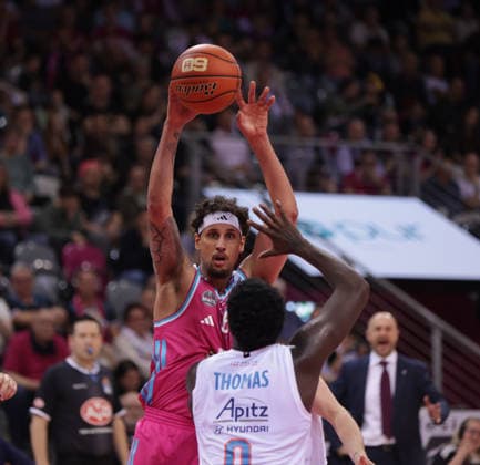Michael Kessens (Bonn) am Ball gegen Khyri Thomas (MBC), Telekom Baskets Bonn vs Syntainics MBC, easyCredit BBL, 23. Spieltag, Telekom Dome Bonn, 08.03.2026.