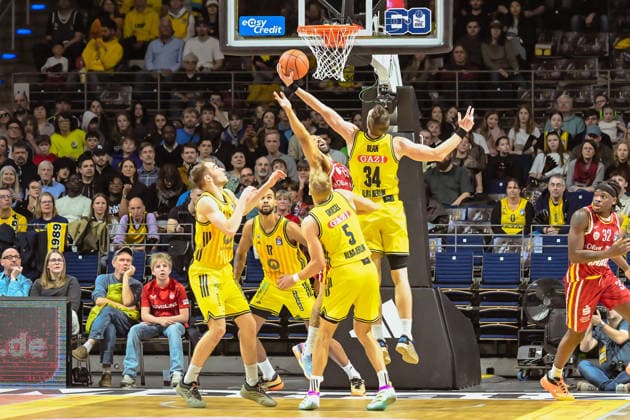 08.03.2026, xlakx, Basketball easyCredit BBL Bundesliga, Alba Berlin - Fitness First Würzburg Baskets v.l. Malte Delow (Alba Berlin)Norris Agbakoko (Alba Berlin), David Muenkat (Würzburg Baskets),Sam Griesel (Alba Berlin), Justin Bean (Alba Berlin) setzt zum Korbwurf an Berlin