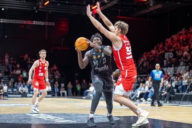 Melkisedek Moreaux (Tigers Tuebingen, 23) im Zweikampf mit Brandton Chatfield (Nuernberg Falcons, 33) GER, Nuernberg Falcons vs. Tigers Tuebingen, Basketball, BARMER 2. Bundesliga, Pro A, Saison 2025 2026, 26. Spieltag, 08.03.2026 GER, Nuernberg Falcons vs. Tigers Tuebingen, Basketball, BARMER 2. Bundesliga, Pro A, Saison 2025 2026, 26. Spieltag, 08.03.2026 Nuernberg Copyright: xEibner-Pressefoto ArdanxFuessmanx EP_AFN
