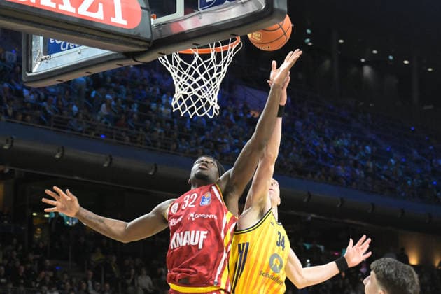 08.03.2026, xlakx, Basketball easyCredit BBL Bundesliga, Alba Berlin - Fitness First Würzburg Baskets v.l. Charles Thompson (Würzburg Baskets), Justin Bean (Alba Berlin) setzt zum Korbwurf an Berlin