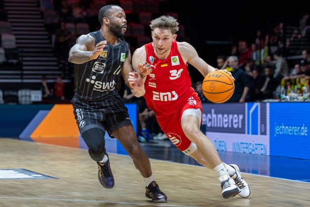 Vincent Friederici (Nuernberg Falcons, 30) , Jordan Nathaniel Johnson (Tigers Tuebingen, 11) GER, Nuernberg Falcons vs. Tigers Tuebingen, Basketball, BARMER 2. Bundesliga, Pro A, Saison 2025 2026, 26. Spieltag, 08.03.2026 GER, Nuernberg Falcons vs. Tigers Tuebingen, Basketball, BARMER 2. Bundesliga, Pro A, Saison 2025 2026, 26. Spieltag, 08.03.2026 Nuernberg Copyright: xEibner-Pressefoto ArdanxFuessmanx EP_AFN