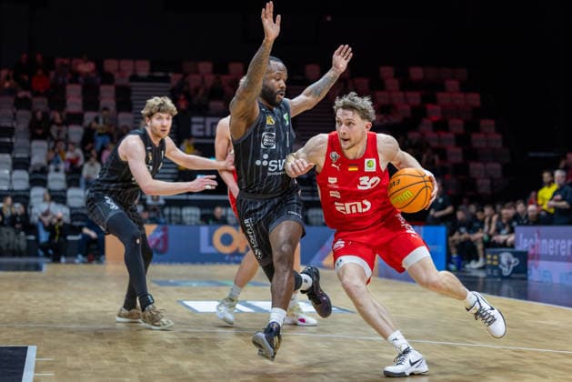 Vincent Friederici (Nuernberg Falcons, 30) im Zweikampf mit Jordan Nathaniel Johnson (Tigers Tuebingen, 11) GER, Nuernberg Falcons vs. Tigers Tuebingen, Basketball, BARMER 2. Bundesliga, Pro A, Saison 2025 2026, 26. Spieltag, 08.03.2026 GER, Nuernberg Falcons vs. Tigers Tuebingen, Basketball, BARMER 2. Bundesliga, Pro A, Saison 2025 2026, 26. Spieltag, 08.03.2026 Nuernberg Copyright: xEibner-Pressefoto ArdanxFuessmanx EP_AFN