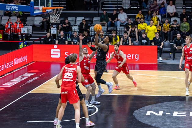 Bernard Pelote III (Tigers Tuebingen, 01) im Zweikampf mit Vincent Friederici (Nuernberg Falcons, 30) seitliche Perspektive. Tom Stoiber (Nuernberg Falcons, 28) Tim Koepple (Nuernberg Falcons, 05) GER, Nuernberg Falcons vs. Tigers Tuebingen, Basketball, BARMER 2. Bundesliga, Pro A, Saison 2025 2026, 26. Spieltag, 08.03.2026 GER, Nuernberg Falcons vs. Tigers Tuebingen, Basketball, BARMER 2. Bundesliga, Pro A, Saison 2025 2026, 26. Spieltag, 08.03.2026 Nuernberg Copyright: xEibner-Pressefoto ArdanxFuessmanx EP_AFN