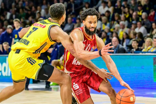 GER, Berlin, basketball, Alba Berlin vs Fitness First Wuerzburg Baskets, at the Max-Schmeling-Halle , BBL, pictured from left: Norris Agbakoko (Alba 17), Davion Mintz (Wuerzburg 10), Action, duels, fighting for the ball, March 8, 2026 Copyright: HMBxMedia UwexKoch