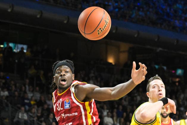 08.03.2026, xlakx, Basketball easyCredit BBL Bundesliga, Alba Berlin - Fitness First Würzburg Baskets v.l. Charles Thompson (Würzburg Baskets), Justin Bean (Alba Berlin) Zweikampf, Duell, Kampf, tackle Berlin