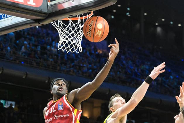 08.03.2026, xlakx, Basketball easyCredit BBL Bundesliga, Alba Berlin - Fitness First Würzburg Baskets v.l. Charles Thompson (Würzburg Baskets), Justin Bean (Alba Berlin) Zweikampf, Duell, Kampf, tackle Berlin