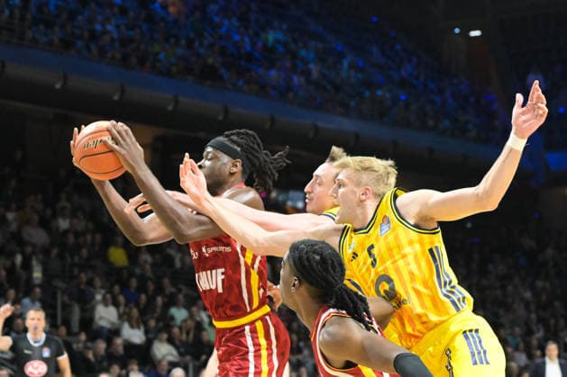 08.03.2026, xlakx, Basketball easyCredit BBL Bundesliga, Alba Berlin - Fitness First Würzburg Baskets v.l. Charles Thompson (Würzburg Baskets), Moses Wood (Alba Berlin), Sam Griesel (Alba Berlin) Zweikampf, Duell, Kampf, tackle Berlin