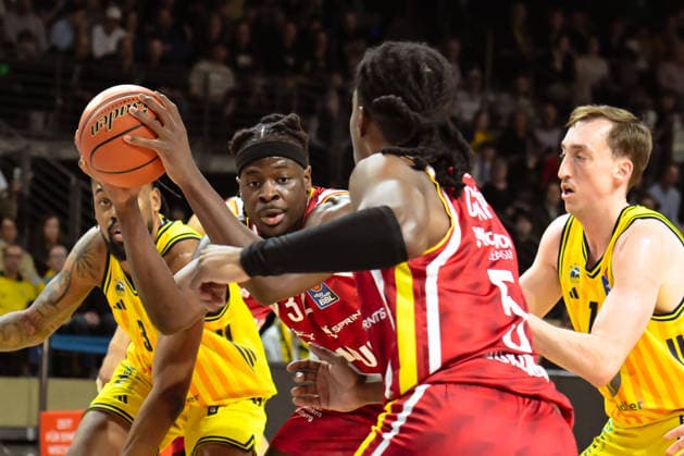 08.03.2026, xlakx, Basketball easyCredit BBL Bundesliga, Alba Berlin - Fitness First Würzburg Baskets v.l. Charles Thompson (Würzburg Baskets), Moses Wood (Alba Berlin), Marcus Carr (Würzburg Baskets) Zweikampf, Duell, Kampf, tackle Berlin