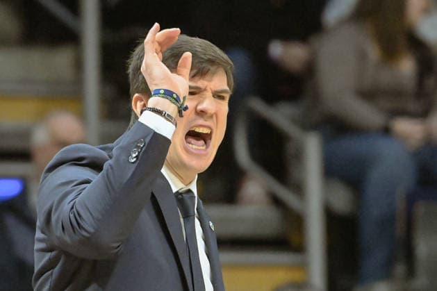 08.03.2026, xlakx, Basketball easyCredit BBL Bundesliga, Alba Berlin - Fitness First Würzburg Baskets v.l. Pedro Calles (Alba Berlin Trainer) gibt Anweisungen, gestikuliert mit den Armen, gesticulate, gives instructions Berlin