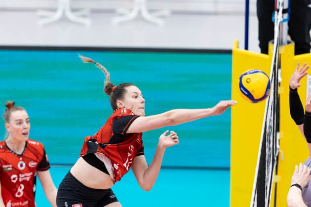 1. Volleyball Bundesliga Frauen: Schwarz-Weiss Erfurt vs. Dresdner SC; Erfurt; 08.03.2026 Mette Marleen Pfeffer ( 12; Dresdner SC) gegen Isabel KovaÄiÄ‡ ( 11; Schwarz-Weiss Erfurt) (oben) und Lena Linke ( 6; Schwarz-Weiss Erfurt) (unten) beide nicht im Bild 1. Volleyball Bundesliga Frauen: Schwarz-Weiss Erfurt vs. Dresdner SC; Riethsporthalle Erfurt; 08.03.2026 Copyright: xBEAUTIFULxSPORTS Duehringx