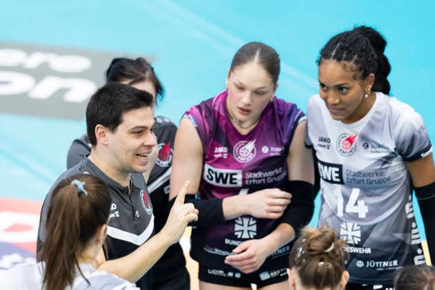 1. Volleyball Bundesliga Frauen: Schwarz-Weiss Erfurt vs. Dresdner SC; Erfurt; 08.03.2026 Paplo Sanchez (Trainer; Schwarz-Weiss Erfurt) 1. Volleyball Bundesliga Frauen: Schwarz-Weiss Erfurt vs. Dresdner SC; Riethsporthalle Erfurt; 08.03.2026 Copyright: xBEAUTIFULxSPORTS Duehringx