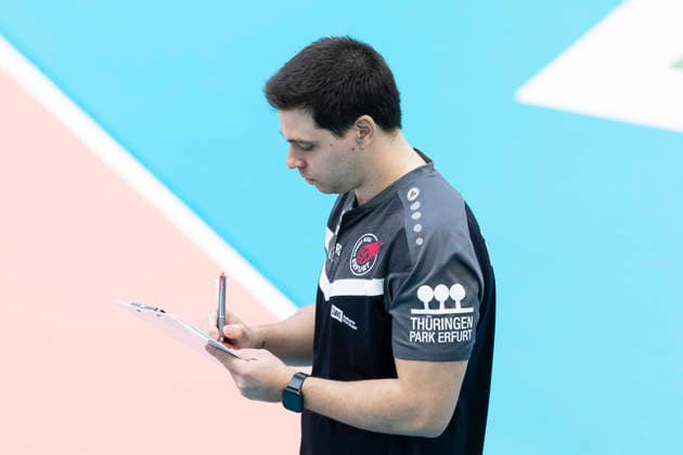 1. Volleyball Bundesliga Frauen: Schwarz-Weiss Erfurt vs. Dresdner SC; Erfurt; 08.03.2026 Paplo Sanchez (Trainer; Schwarz-Weiss Erfurt) 1. Volleyball Bundesliga Frauen: Schwarz-Weiss Erfurt vs. Dresdner SC; Riethsporthalle Erfurt; 08.03.2026 Copyright: xBEAUTIFULxSPORTS Duehringx