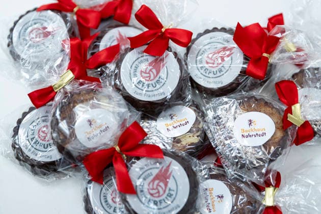 1. Volleyball Bundesliga Frauen: Schwarz-Weiss Erfurt vs. Dresdner SC; Erfurt; 08.03.2026 Frauentagsgeschenke für die Mannschaft von Backhaus Nahrstedt 1. Volleyball Bundesliga Frauen: Schwarz-Weiss Erfurt vs. Dresdner SC; Riethsporthalle Erfurt; 08.03.2026 Copyright: xBEAUTIFULxSPORTS Duehringx