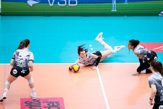 1. Volleyball Bundesliga Frauen: Schwarz-Weiss Erfurt vs. Dresdner SC; Erfurt; 08.03.2026 Isabel KovaÄiÄ‡ ( 11; Schwarz-Weiss Erfurt) am Ball, Emilie Respaut ( 5; Schwarz-Weiss Erfurt) (links) und Alianza Darley ( 14; Schwarz-Weiss Erfurt) (rechts) 1. Volleyball Bundesliga Frauen: Schwarz-Weiss Erfurt vs. Dresdner SC; Riethsporthalle Erfurt; 08.03.2026 Copyright: xBEAUTIFULxSPORTS Duehringx
