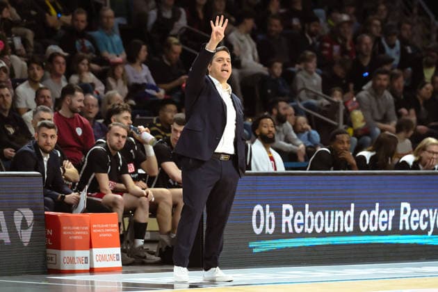 08.03.2026, xlakx, Basketball easyCredit BBL Bundesliga, Alba Berlin - Fitness First Würzburg Baskets v.l. Sasa Filipovski (Würzburg Baskets) gibt Anweisungen, gestikuliert mit den Armen, gesticulate, gives instructions Berlin