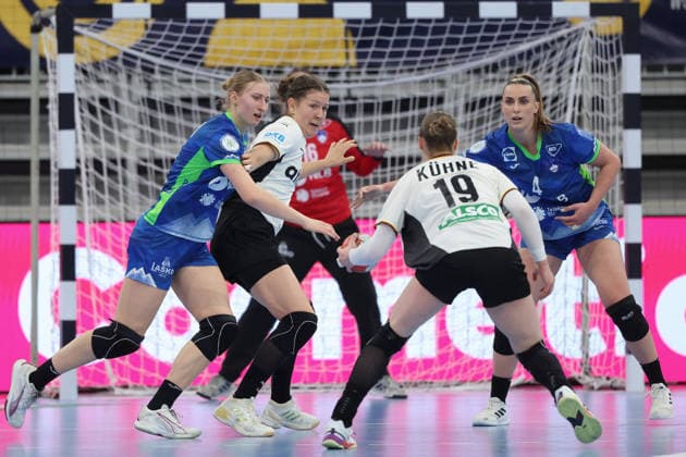 Deutschland - Slowenien, Handball-EM-Qualifikation der Frauen Nieke Kühne (Deutschland, 19) versucht den Ball an den Kreis zu Marie Steffen (Deutschland, 14) zu spielen. Handball-EM-Qualifikationsspiel der Frauen zwischen Deutschland und Slowenien am 8. März im SNP dome Heidelberg., Heidelberg Baden-Württemberg Deutschland SNP dome