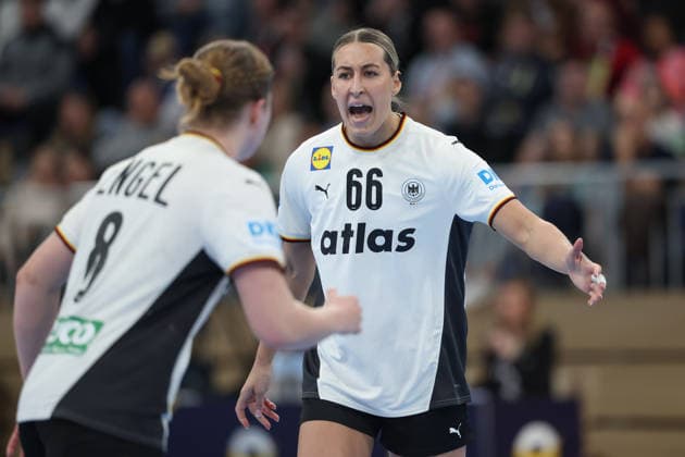 Deutschland - Slowenien, Handball-EM-Qualifikation der Frauen Dana Bleckmann (Deutschland, 66) und Nina Engel (Deutschland, 8) klatschen miteinander ab. Handball-EM-Qualifikationsspiel der Frauen zwischen Deutschland und Slowenien am 8. März im SNP dome Heidelberg., Heidelberg Baden-Württemberg Deutschland SNP dome