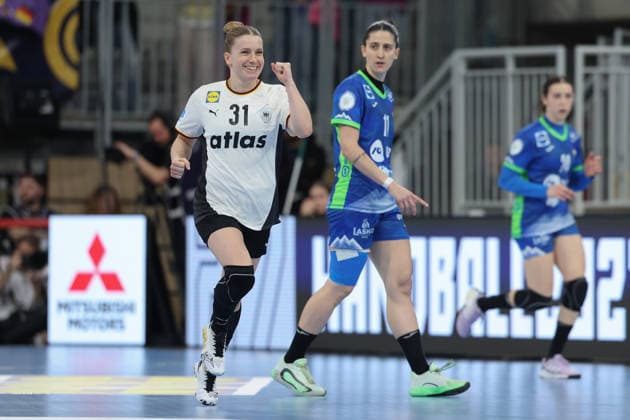 Deutschland - Slowenien, Handball-EM-Qualifikation der Frauen Alexia Hauf (Deutschland, 31) läuft nach einem Tor in die eigene Hälfte zurück. Im Hintergrund Ema Hrvatin (Slowenien, 11). Handball-EM-Qualifikationsspiel der Frauen zwischen Deutschland und Slowenien am 8. März im SNP dome Heidelberg., Heidelberg Baden-Württemberg Deutschland SNP dome