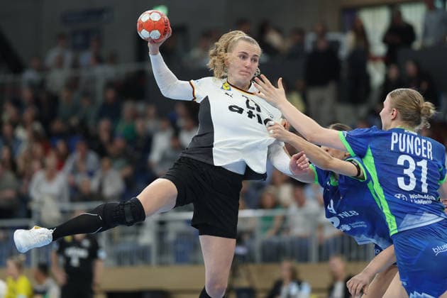 Deutschland - Slowenien, Handball-EM-Qualifikation der Frauen Annika Lott (Deutschland, 23) gegen Lana Puncer (Slowenien, 31). Handball-EM-Qualifikationsspiel der Frauen zwischen Deutschland und Slowenien am 8. März im SNP dome Heidelberg., Heidelberg Baden-Württemberg Deutschland SNP dome