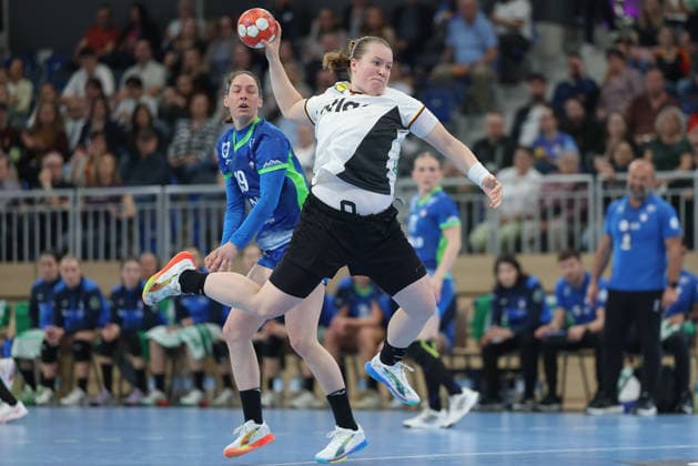 Deutschland - Slowenien, Handball-EM-Qualifikation der Frauen Lisa Antl (Deutschland, 9) frei am Kreis. Handball-EM-Qualifikationsspiel der Frauen zwischen Deutschland und Slowenien am 8. März im SNP dome Heidelberg., Heidelberg Baden-Württemberg Deutschland SNP dome