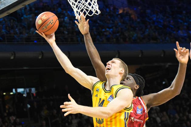 08.03.2026, xlakx, Basketball easyCredit BBL Bundesliga, Alba Berlin - Fitness First Würzburg Baskets v.l. Martynas Echodas (Alba Berlin), Charles Thompson (Würzburg Baskets) setzt zum Korbwurf an Berlin