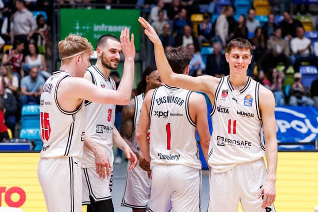 easycredit BBL, Frankfurt Skyliners - BMA365 Bamberg Baskets, 08.03.2026 Am Ende jubelt Bamberg über einen souveränen 61:84 Auswärtssieg in Frankfurt; hier unter anderem: Nico Höllerl (BMA365 Bamberg Baskets, 55) und Richard Balint (BMA365 Bamberg Baskets, 11) Spiel der easycredit BBL Frankfurt Skyliners - BMA365 Bamberg Baskets; am 23. Spieltag der Saison 25 26 in der Süwag Energie ARENA am 08.03.2026 Copyright: xBEAUTIFULxSPORTS Hahnex