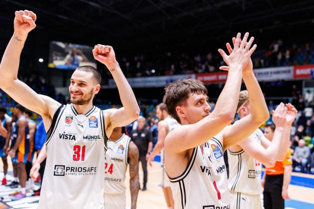 easycredit BBL, Frankfurt Skyliners - BMA365 Bamberg Baskets, 08.03.2026 Am Ende jubelt Bamberg über einen souveränen 61:84 Auswärtssieg in Frankfurt; hier unter anderem: Daniel Keppeler (BMA365 Bamberg Baskets, 31) und Zachary Ensminger (BMA365 Bamberg Baskets, 1) Spiel der easycredit BBL Frankfurt Skyliners - BMA365 Bamberg Baskets; am 23. Spieltag der Saison 25 26 in der Süwag Energie ARENA am 08.03.2026 Copyright: xBEAUTIFULxSPORTS Hahnex