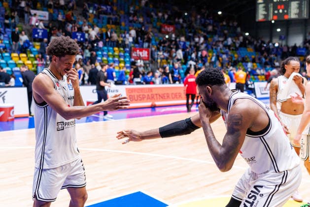 easycredit BBL, Frankfurt Skyliners - BMA365 Bamberg Baskets, 08.03.2026 Am Ende jubelt Bamberg über einen souveränen 61:84 Auswärtssieg in Frankfurt; hier unter anderem: Demarcus Demonia (BMA365 Bamberg Baskets, 8) und Ejiofor Onu (BMA365 Bamberg Baskets, 35) Spiel der easycredit BBL Frankfurt Skyliners - BMA365 Bamberg Baskets; am 23. Spieltag der Saison 25 26 in der Süwag Energie ARENA am 08.03.2026 Copyright: xBEAUTIFULxSPORTS Hahnex