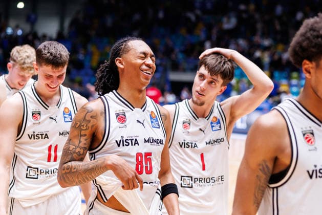 easycredit BBL, Frankfurt Skyliners - BMA365 Bamberg Baskets, 08.03.2026 Am Ende jubelt Bamberg über einen souveränen 61:84 Auswärtssieg in Frankfurt; hier unter anderem: Austin Crowley (BMA365 Bamberg Baskets, 85) und Zachary Ensminger (BMA365 Bamberg Baskets, 1) Spiel der easycredit BBL Frankfurt Skyliners - BMA365 Bamberg Baskets; am 23. Spieltag der Saison 25 26 in der Süwag Energie ARENA am 08.03.2026 Copyright: xBEAUTIFULxSPORTS Hahnex