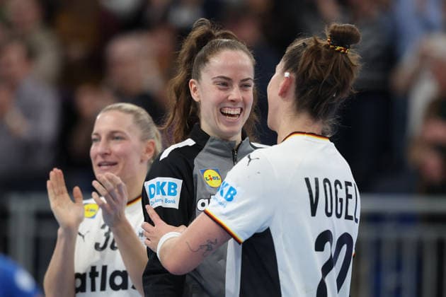 Deutschland - Slowenien, Handball-EM-Qualifikation der Frauen Torhüterin Sarah Wachter (Deutschland, 24) und Emily Vogel (Deutschland, 20) jubeln, links im Hintergrund Jenny Behrend (Deutschland, 30). Handball-EM-Qualifikationsspiel der Frauen zwischen Deutschland und Slowenien am 8. März im SNP dome Heidelberg., Heidelberg Baden-Württemberg Deutschland SNP dome