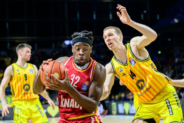 GER, Berlin, basketball, Alba Berlin vs Fitness First Wuerzburg Baskets, at the Max-Schmeling-Halle , BBL, pictured from left: Charles Thompson (Wuerzburg 32), Martynas Echodas (Alba 14), Action, duels, fighting for the ball, March 8, 2026 Copyright: HMBxMedia UwexKoch