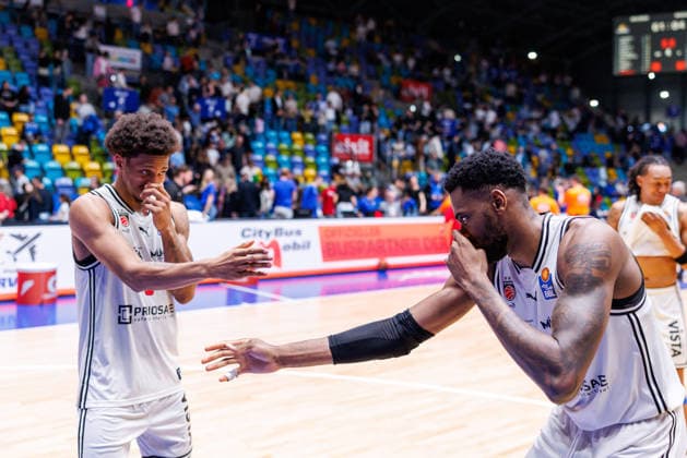 easycredit BBL, Frankfurt Skyliners - BMA365 Bamberg Baskets, 08.03.2026 Am Ende jubelt Bamberg über einen souveränen 61:84 Auswärtssieg in Frankfurt; hier unter anderem: Demarcus Demonia (BMA365 Bamberg Baskets, 8) und Ejiofor Onu (BMA365 Bamberg Baskets, 35) Spiel der easycredit BBL Frankfurt Skyliners - BMA365 Bamberg Baskets; am 23. Spieltag der Saison 25 26 in der Süwag Energie ARENA am 08.03.2026 Copyright: xBEAUTIFULxSPORTS Hahnex