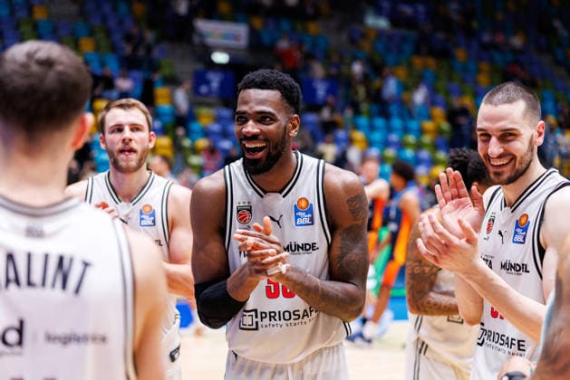 easycredit BBL, Frankfurt Skyliners - BMA365 Bamberg Baskets, 08.03.2026 Am Ende jubelt Bamberg über einen souveränen 61:84 Auswärtssieg in Frankfurt; hier unter anderem: Ejiofor Onu (BMA365 Bamberg Baskets, 35) Daniel Keppeler (BMA365 Bamberg Baskets, 31) Spiel der easycredit BBL Frankfurt Skyliners - BMA365 Bamberg Baskets; am 23. Spieltag der Saison 25 26 in der Süwag Energie ARENA am 08.03.2026 Copyright: xBEAUTIFULxSPORTS Hahnex