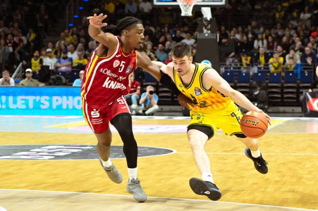 08.03.2026, xlakx, Basketball easyCredit BBL Bundesliga, Alba Berlin - Fitness First Würzburg Baskets v.l. Marcus Carr (Würzburg Baskets), Jonas Mattisseck (Alba Berlin) Zweikampf, Duell, Kampf, tackle Berlin