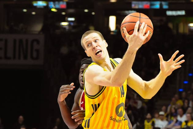 08.03.2026, xlakx, Basketball easyCredit BBL Bundesliga, Alba Berlin - Fitness First Würzburg Baskets v.l. Martynas Echodas (Alba Berlin),Charles Thompson (Würzburg Baskets) Zweikampf, Duell, Kampf, tackle Berlin
