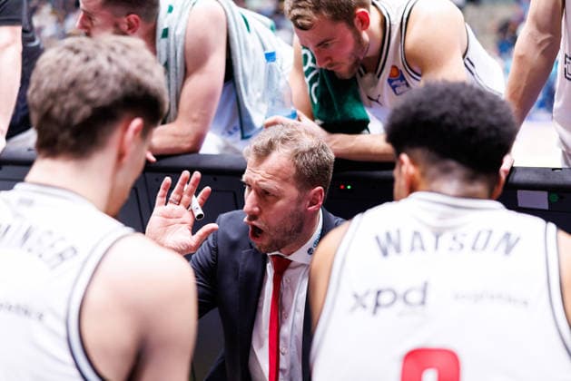 easycredit BBL, Frankfurt Skyliners - BMA365 Bamberg Baskets, 08.03.2026 Headcoach Anton Gavel (BMA365 Bamberg Baskets) bei der Timout-Ansprache mit seinen Spielern Spiel der easycredit BBL Frankfurt Skyliners - BMA365 Bamberg Baskets; am 23. Spieltag der Saison 25 26 in der Süwag Energie ARENA am 08.03.2026 Copyright: xBEAUTIFULxSPORTS Hahnex
